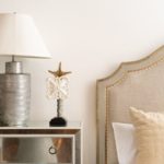 Accessorize your bed with an upholstered headboard, which offers added comfort and refinement, transforming the bedroom into an elegant space.