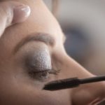 Apply mascara starting from the base of the lashes and continuing towards the tips, in zig-zag movements, for lengthening