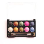 Blend eyeshadow with a clean blending brush, to achieve a look harmonious, without harsh lines